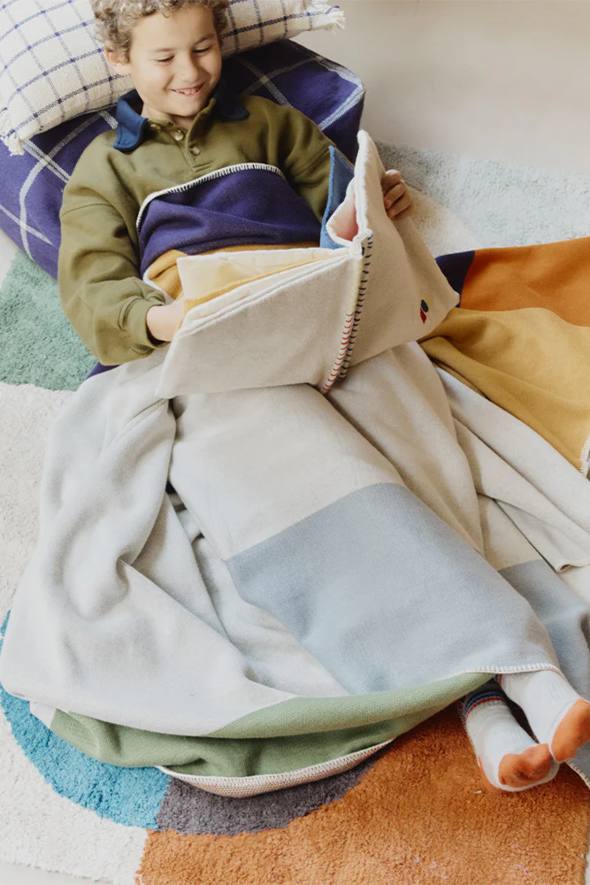 KNITTED BLANKET COLOR COMPOSITION - Image 2