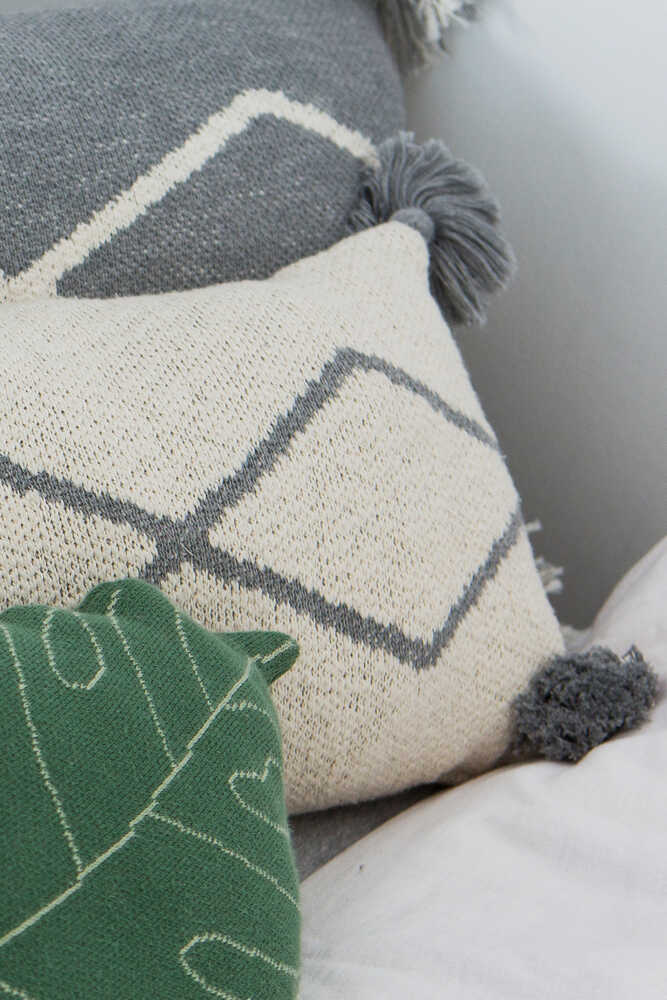 KNITTED CUSHION LITTLE OASIS NATURAL - GREY - Image 4